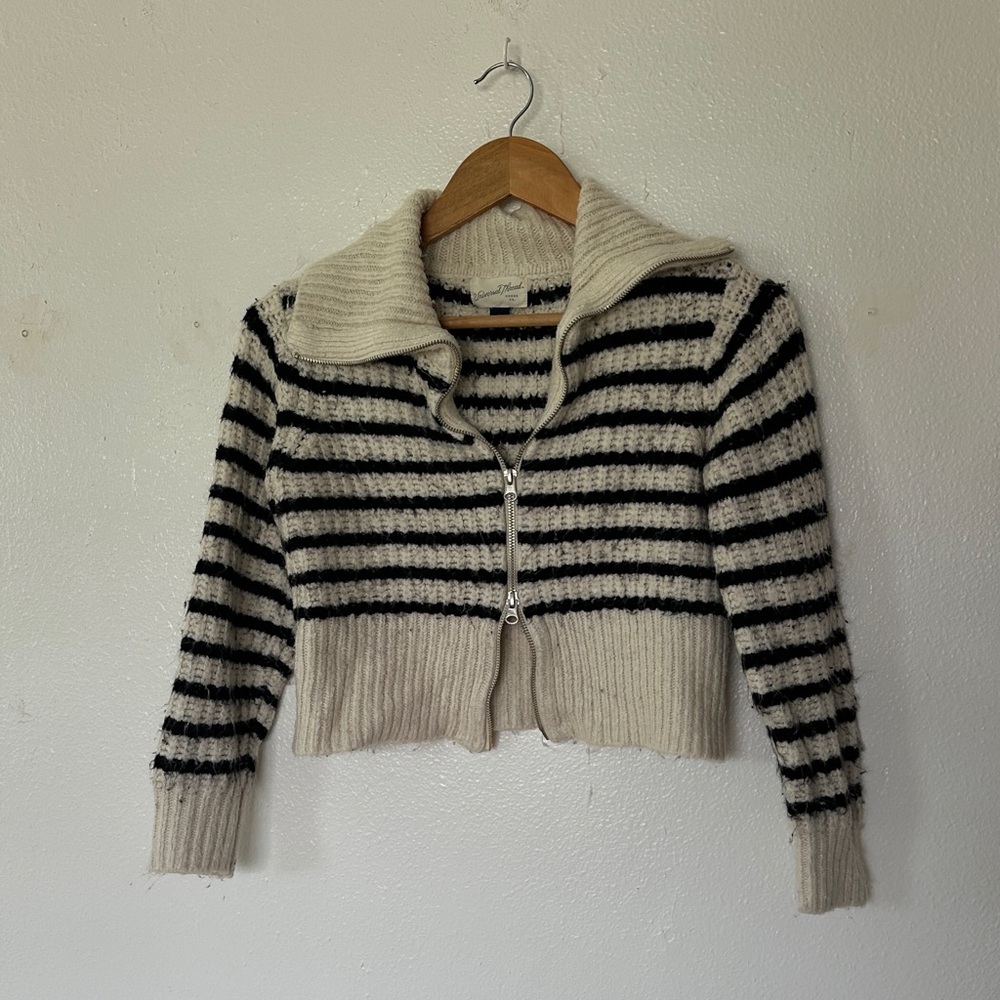 Universal Threads Cropped Black and Cream Women's Sweater